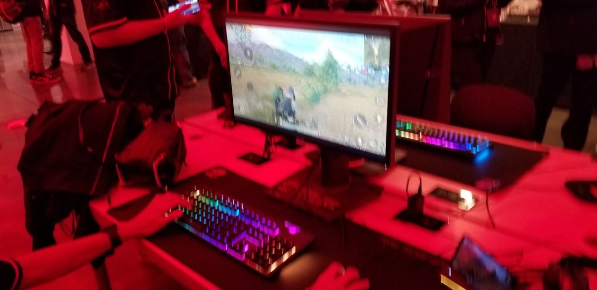 brayer's tweet photo. #roggamechanger at @MicrosoftStore https://t.co/5Cv9zgSPY1