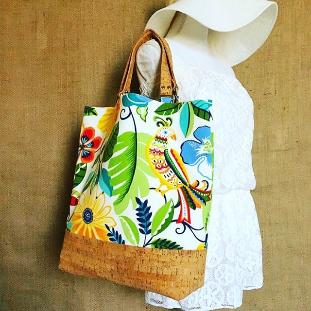 ConchCouture's tweet image. Want to try on this tote? I will have my shop set up at the Art Fair w/ Craft Marketplace at University Town Center during the last weekend of this month. I’ll see you there! #sarasotalife #sarasotabeach #universitytowncenter #utcsarasota ift.tt/2AgQnGr