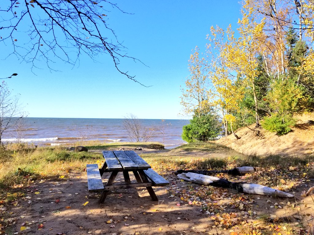 UPTreefarmer's tweet photo. Hiking along @LakeSuperior at Agate Beach in the #Keweenaw #PureMichigan #upperpeninsula #hiking #beach #snake #fallcolors2018 #FallFoliage2018 https://t.co/UgfrZBtOKB