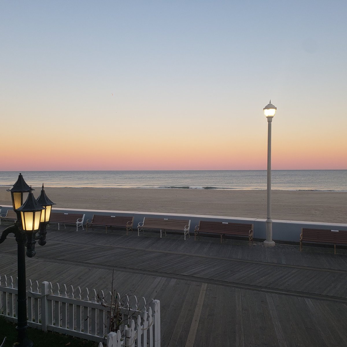 Ocean13ocmd's tweet photo. Another beautiful fall day at The Ocean! 

#ocean13ocmd #ocmd #Maryland #oceancity #seafood #steaks #fancy #whiskeybar #cocktails #piano #primerib #endlesssummer #sunset #secondseason #specials https://t.co/WOyEBjRIoK