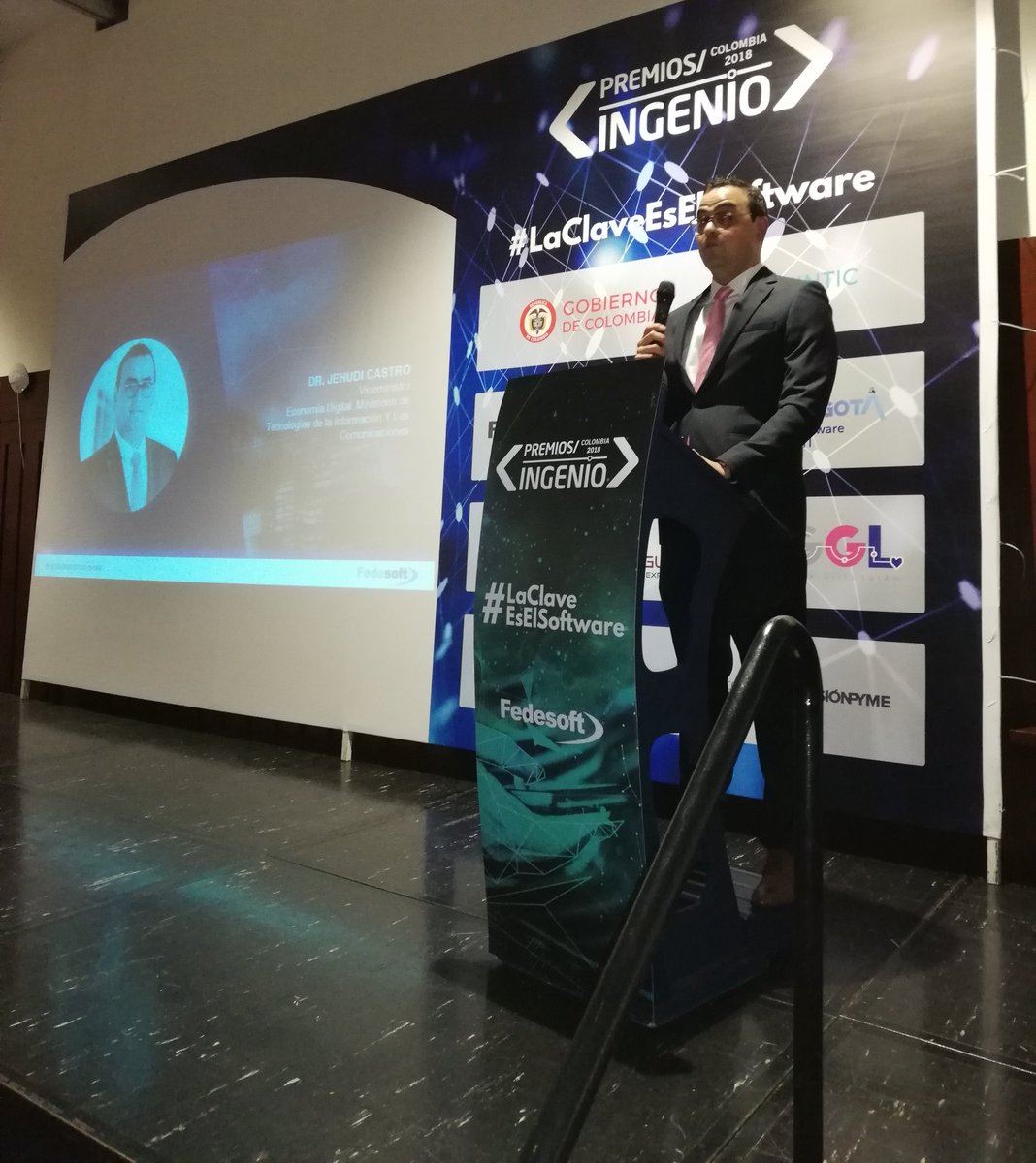 FedesoftCol's tweet photo. Iniciamos los #PremiosIngenios con las palabras del Viceministro de economía digital del @Ministerio_TIC "el reto de la transformación digital es grande pero creemos firmemente que en el país es posible" #ClaveEsElSoftware https://t.co/SYeUjGMbmz