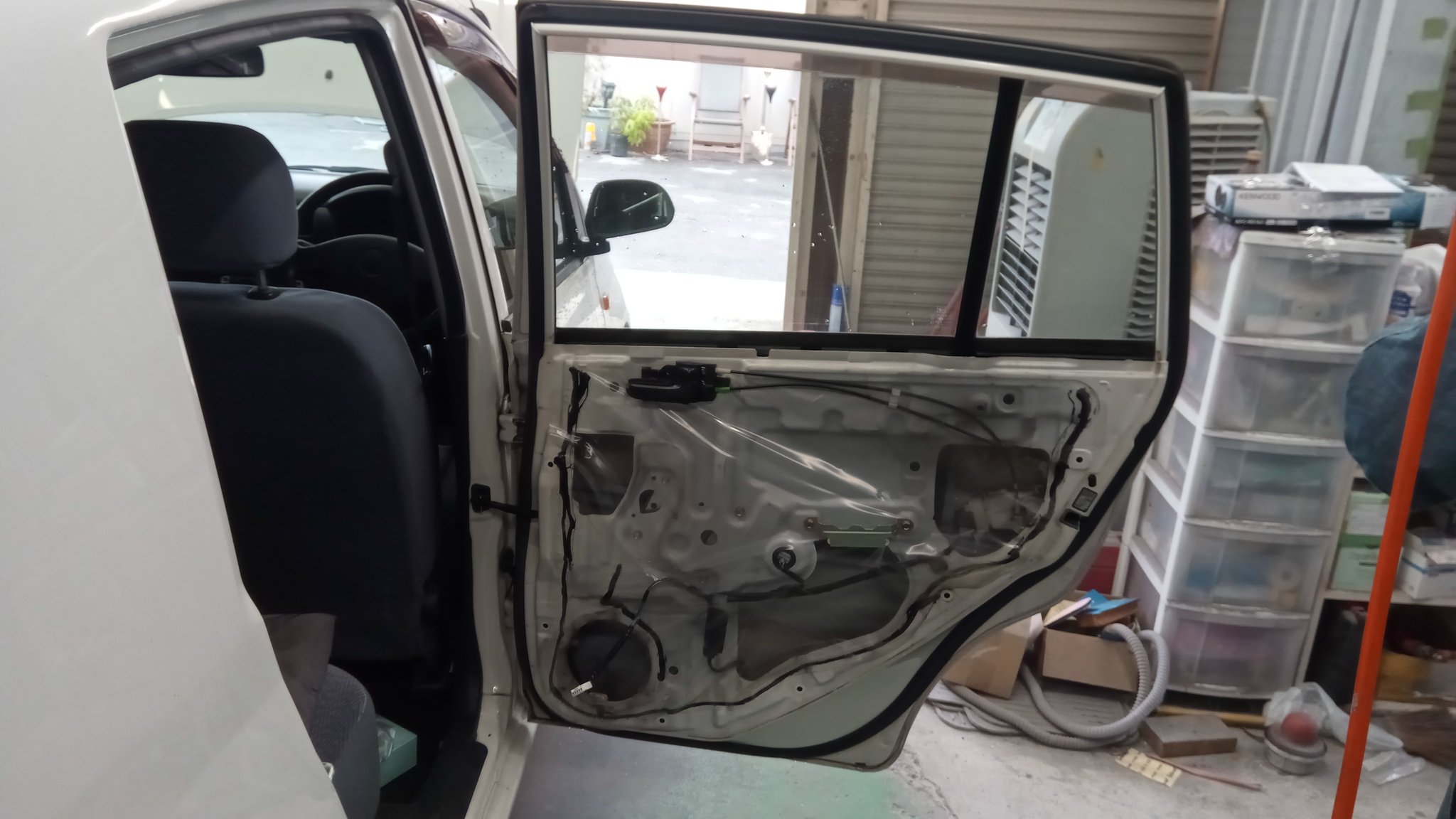 ティーファクトリー ミラのスピーカー取り付け作業に入ります ミラ ダイハツ スピーカー交換 オーディオ ティーファクトリー ミラのスピーカー取り付け作業に入ります ミラ ダイハツ スピーカー交換 オーディオ