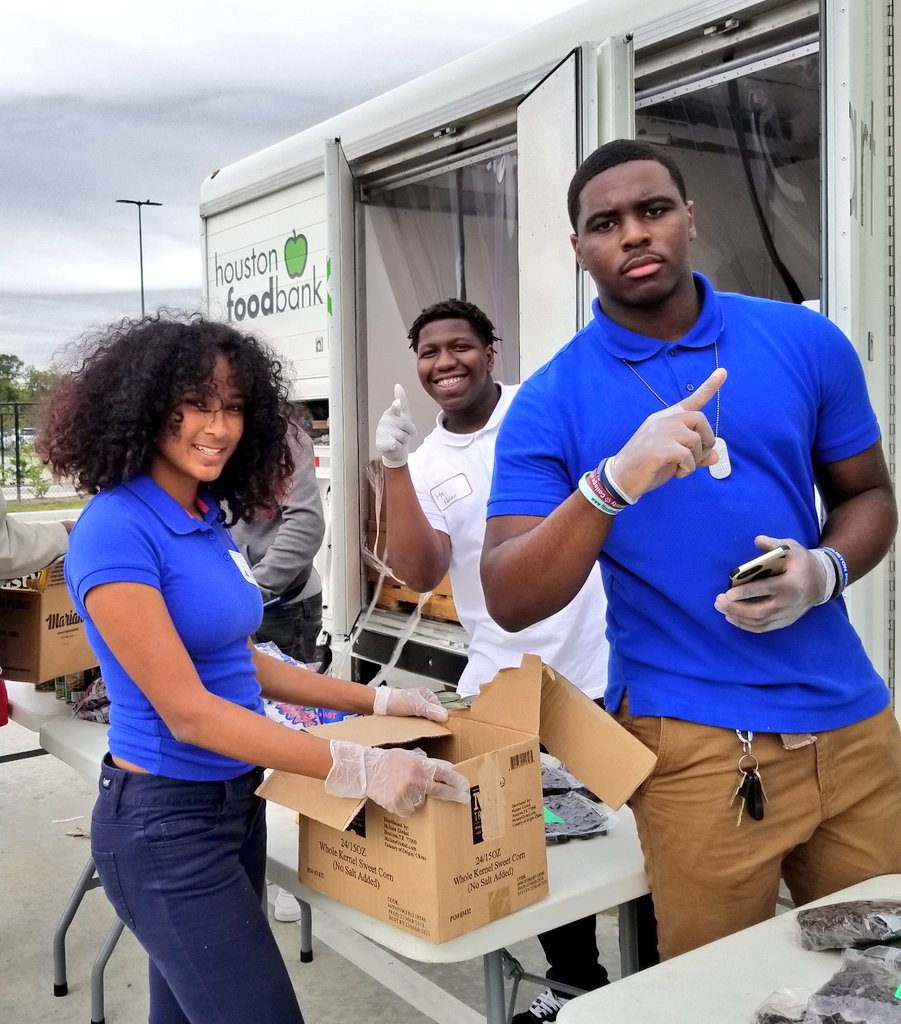 BTW_WRS's tweet photo. @BTW_Houston Eagle's Market served our @indheightstx community agian today @HoustonFoodBank #runbystudentsforstudents So proud of our students, some still sporting their JA @AthertonES badge! #doubleservice @_cphilli2 @drdhstem @RTrevino_HISD @HISD_Wraparound @N_R_Newton https://t.co/8yZzwaMq3E