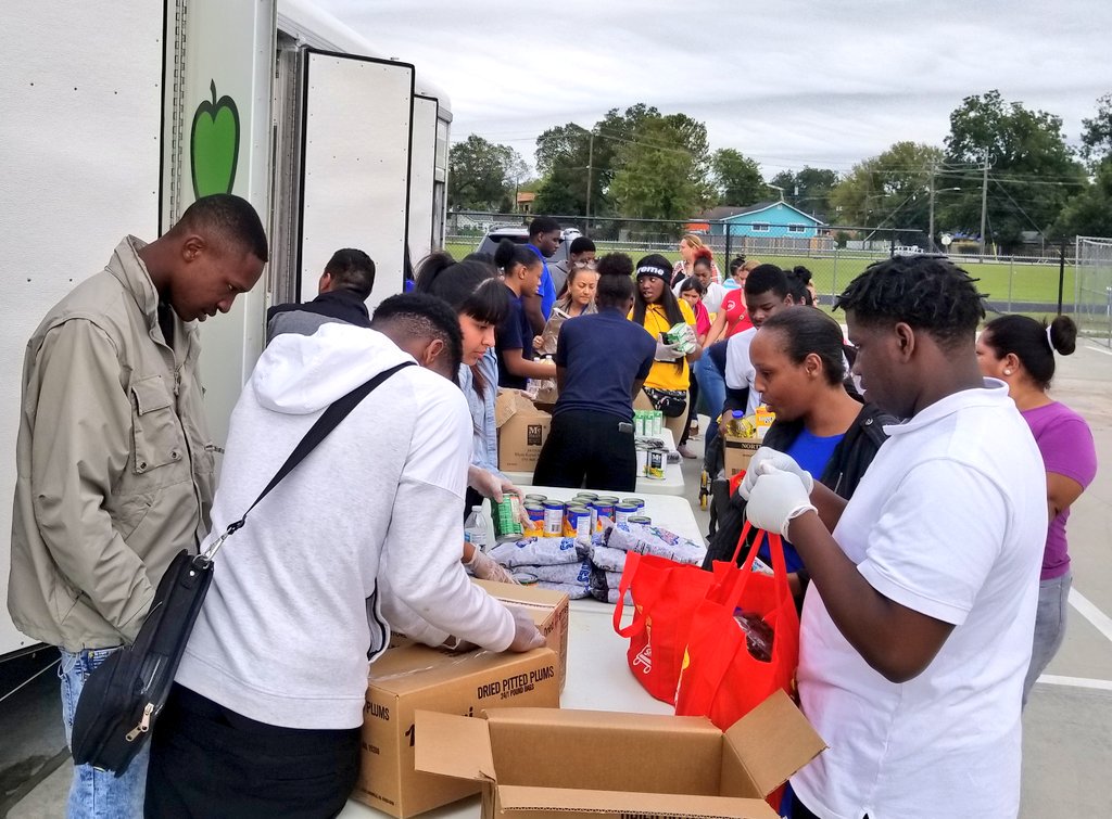 BTW_WRS's tweet photo. @BTW_Houston Eagle's Market served our @indheightstx community agian today @HoustonFoodBank #runbystudentsforstudents So proud of our students, some still sporting their JA @AthertonES badge! #doubleservice @_cphilli2 @drdhstem @RTrevino_HISD @HISD_Wraparound @N_R_Newton https://t.co/8yZzwaMq3E