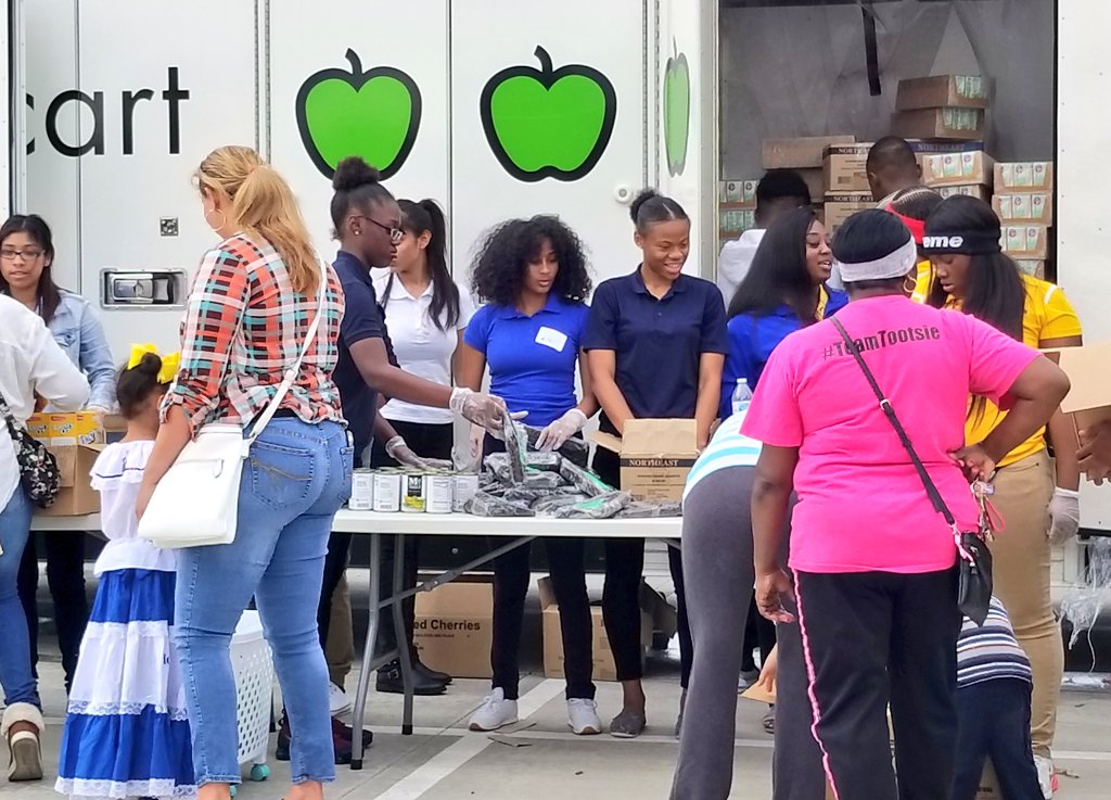BTW_WRS's tweet photo. @BTW_Houston Eagle's Market served our @indheightstx community agian today @HoustonFoodBank #runbystudentsforstudents So proud of our students, some still sporting their JA @AthertonES badge! #doubleservice @_cphilli2 @drdhstem @RTrevino_HISD @HISD_Wraparound @N_R_Newton https://t.co/8yZzwaMq3E