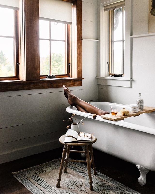 Hey you all, it’s the peeps over at @theplaceiwastellingyouabout here with another image from our stay at @hayfieldcatskills. After a long day, we couldn’t resist taking a bath in this tub. #andnorth ift.tt/2OBW8rm