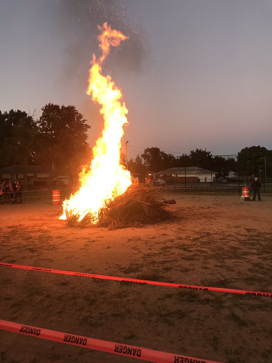 ReadyAthletics's tweet photo. Great Night at Bishop Ready! Western Irish program came for practice tonight. Great job by the Ready FB guys helping coach up the future Knights. Ended the night with games, food, and a bon fire! #ReadyFamily #HomecomingWeekendx2 #BondFire #GoReadyBeatWhitehall #PrayTogether https://t.co/FeQyPo9OiJ