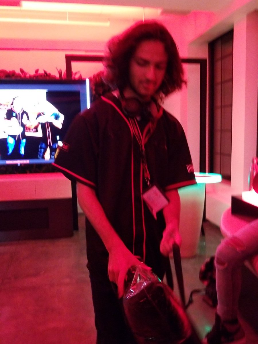 HostaDaylily's tweet photo. First raffle winner at #MicrosoftNYC #ROGGameChanger phone Launch event https://t.co/oFBJdYN5Hk