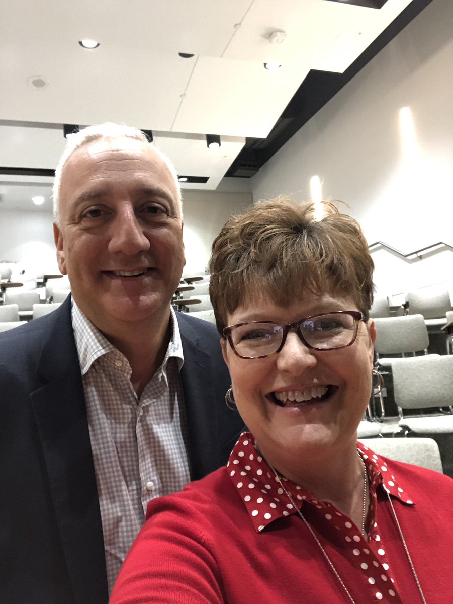 TeckTeechur's tweet photo. It’s not every day you get meet a celebrity you follow on Twitter in person- but it’s cool when an Astronaut comes to speak at your school! #ilovemyjob @Astro_Mike https://t.co/sxkQu1E1B8