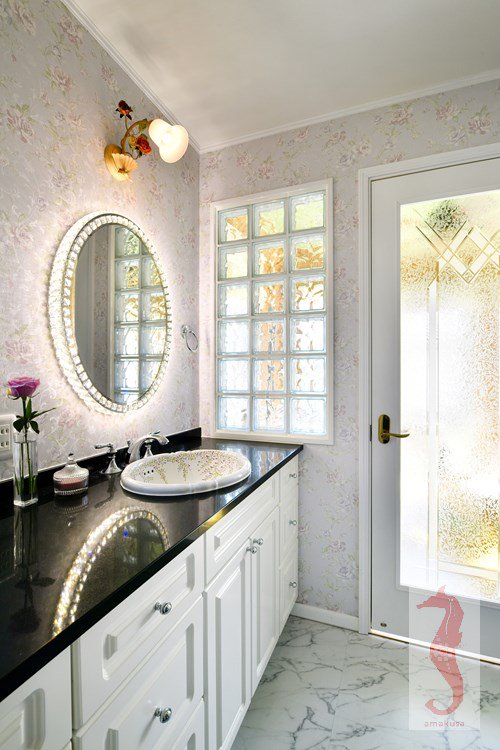 天草ハウジング 天草産業株式会社 No Twitter 海外を彷彿とさせる洗面台 鏡1つでも印象はガラリと変わるものです 天草産業 天草ハウジング 天草 レンガ積みの家 高級輸入住宅 住宅 北米 北欧 快適な暮らし マイホーム