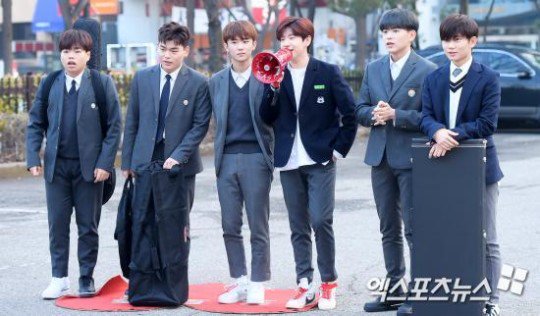 Sayhi_Korea's tweet photo. ♦️ ศิลปินวง #TheEastLight  (อายุเฉลี่ย 15-18 ปี) ได้ถูกทำร้ายร่างกายอย่างทุกข์ทรมานจากโปรดิวเซอร์ และ CEO ของค่าย โดยจะมีการแถลงข่าวพร้อมแสดงหลักฐานในวันนี้ https://t.co/QB7HDVA2C2
