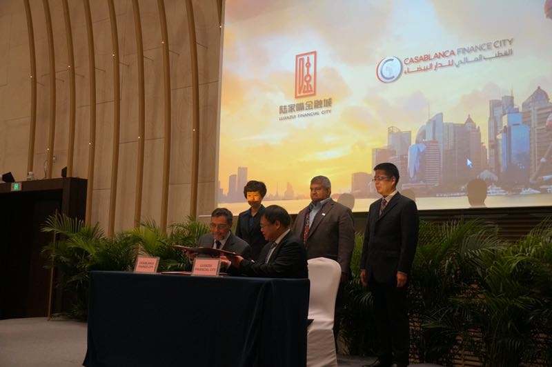lujiazui_china's tweet photo. Unveiling of plaque for Lujiazui #FinancialCity #GreenFinancial
Integrated Development Platform on October 19th, 2018 https://t.co/vSjK8FODou