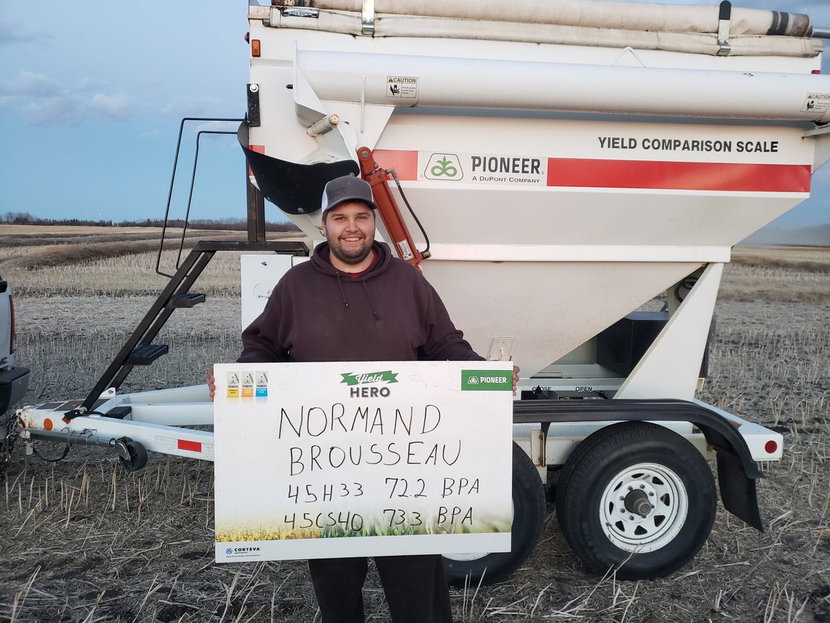 platinum1286's tweet photo. Thanks to Normand and Francois Brousseau of Mallaig AB for trying two outstanding performers #45H33  &amp; #45CS40. The rest was up to them and they did it extremely well! #yieldhero18 @PioneerSeedsCA https://t.co/BE7OwXQrK4