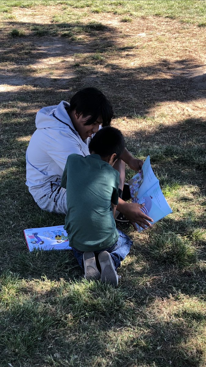 MsMacias08's tweet photo. Nice days like today call for literacy outdoors with our reading buddies ☀️🍃📚 Hearing my 8th grade Ss ask their little buddies comprehension questions about their reading was music to my ears! @MaestraZamudio #literacy @RioRealSchool #rioschools https://t.co/68q1gHXEFQ