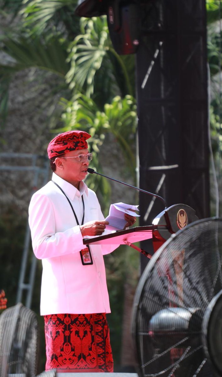 watuaye's tweet photo. Presiden RI #jokowidodo memukul Kulkul(kentongan)sbg tanda dibukanya acara Temu Karya Nasional,Gelar TTG XX &amp; PINDeskel 2018, didampingi Gubernur Bali #WayanKoster &amp; sejumlah Menteri (GWK, 19/10/18).

#GubernurBali
#KosterAce
#BundaLover
#NangunSatKerthiLokaBali https://t.co/orNEDK1H7L