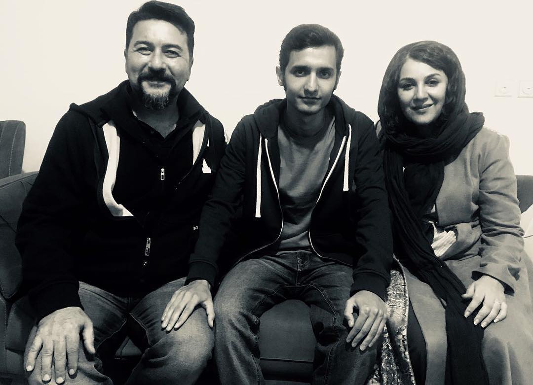 HosseinRonaghi's tweet photo. #پوریا_نوری آزاده شده است دو هنرمند عزیز خانم ستاره اسکندری و آقای امیرحسین صدیق به دیدنش رفته‌اند
ناخودآگاه از دیدن این تصویر و این حمایت، آدمی دلگرم و امید در دلش زنده می‌شود.
به قول #علیرضا_روشن:
درود بر هر کس که دوستدار انسان است https://t.co/lyDArT6jYe