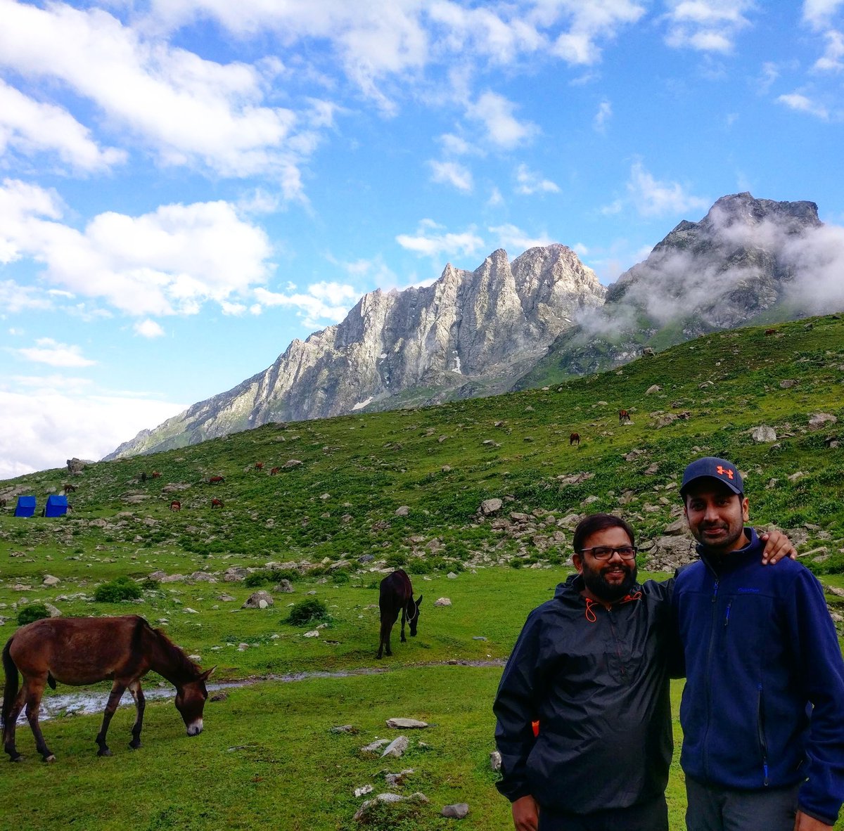 Happy Dusshera to all. Peace. #HappyDussehra #kashmir #incredibleindia #himalayas #hikingadventures #kashmirgreatlakes #trekking #landscapephotography #luxurycamping #wanderlust #LOTR #morningview #cloudscape #Vijayadashmi #Dussehra2018 #follow_the_feather #ufoadventuretravel