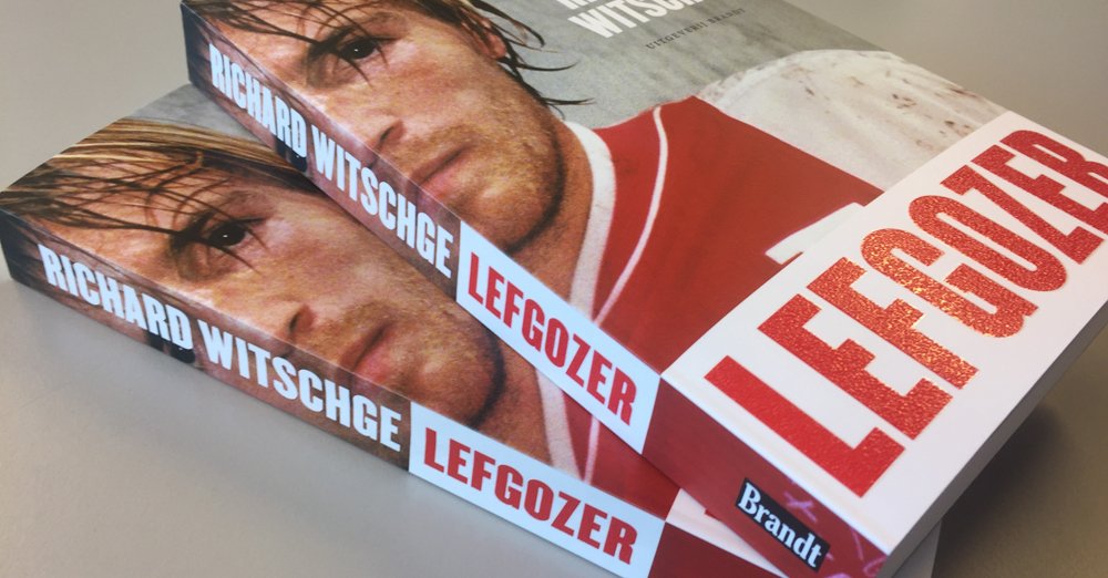ajaxlife's tweet photo. Prijsvraag: Win gesigneerd exemplaar van 'Lefgozer, voetbalverhalen van Richard Witschge' https://t.co/eFoI5kHA6X #Ajax #Witschge https://t.co/NtfmmpWphB