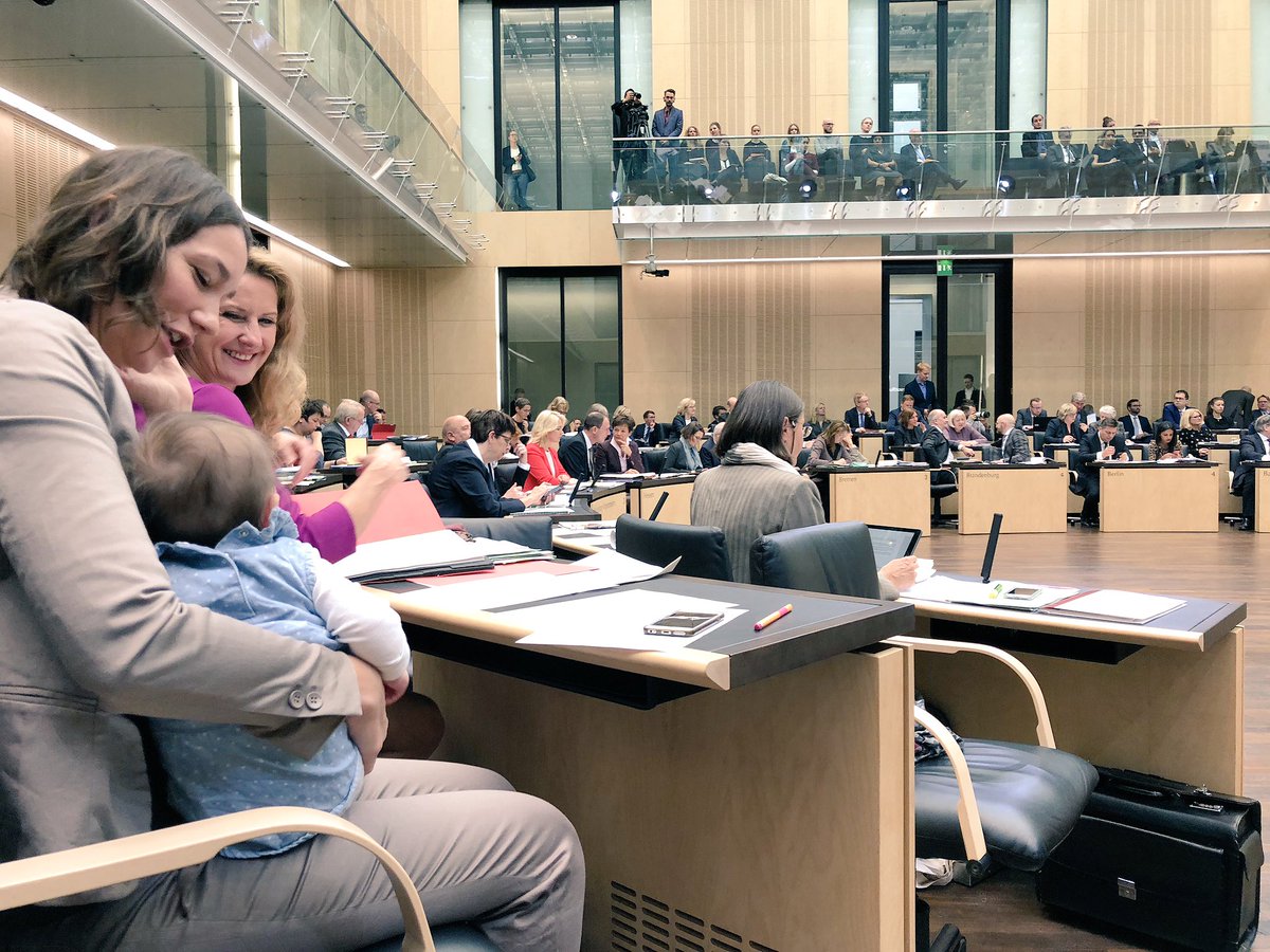 💪Mit vollem Einsatz und ganz selbstverständlich auch dem kleinen Nachwuchs dabei - passend zu einem Generationenthema: Die großartige Anne Spiegel, #Grüne Familien- und Integrationsministerin in Rheinland-Pfalz, bei der Bundesratsdebatte zum Rentenversicherungs-Anpassungsgesetz.