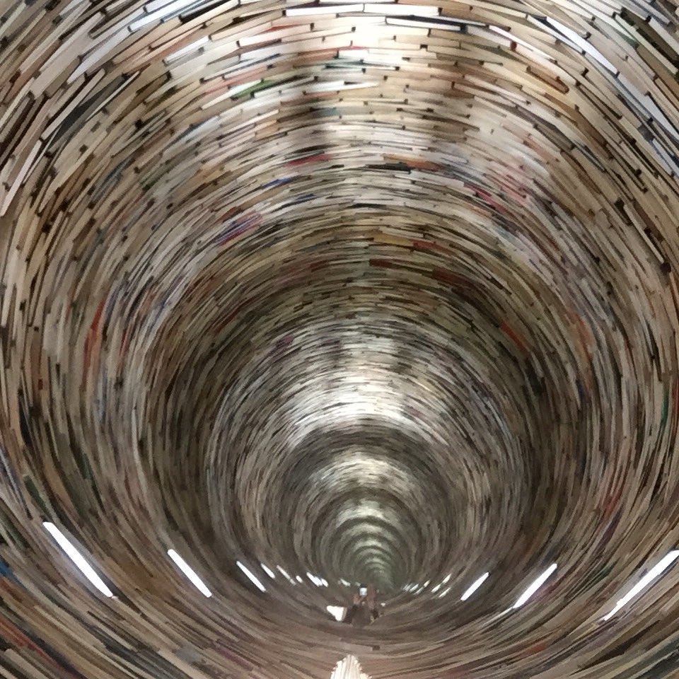 leseort's tweet photo. Wenn man in diesen unendlich wirkenden Tunnel blickt, ist es schwer zu glauben, dass es nur 8.000 #Bücher sind. Die 5 m hohe Skulptur steht im Eingangsbereich der Prager #Stadtbibliothek und ist auf jeden Fall einen Besuch wert. https://t.co/17Bryp85T5