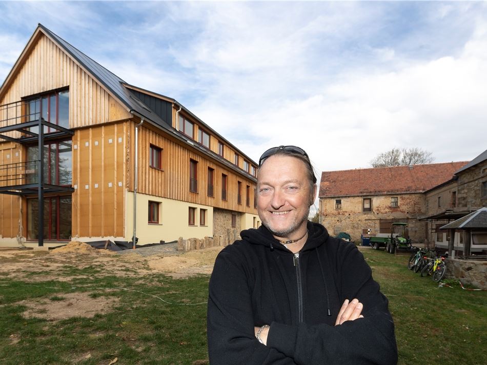 Ulli Schonbach Ganzes Dorf Zu Verkaufen Hiess Es Vor Einigen Jahren Bei Ebay Mittlerweile Hat Der Kleine Ort Liebon Einen Neuen Eigentumer Und Eine Zukunft Als Energie Und Erlebnishof