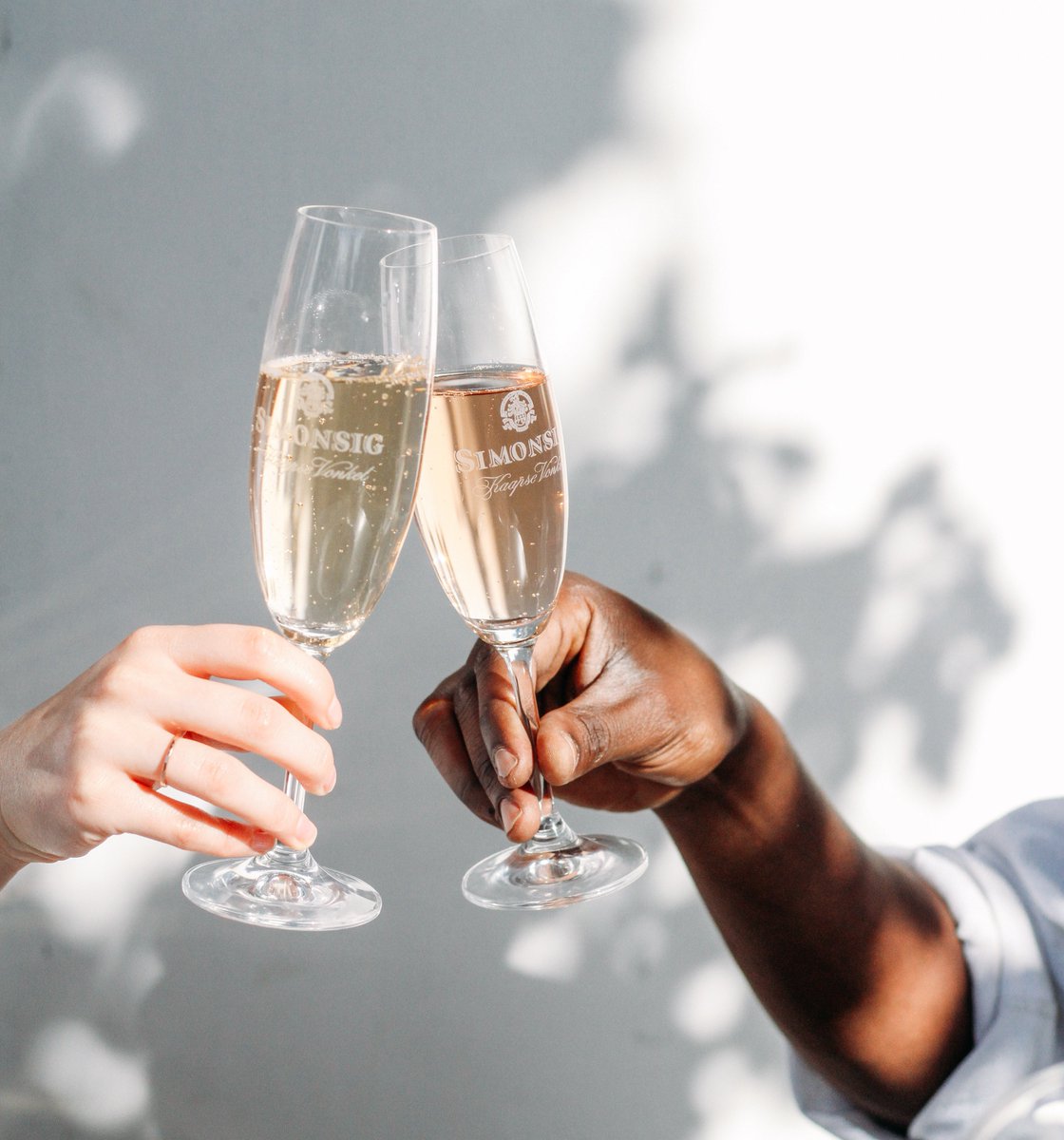 It's a mandatory activity on this celebratory day!
Enjoy a glass of <a href="/SimonsigWines/">Simonsig Wine Estate</a>   Kaapse Vonkel MCC at #DeWarenMarkt to celebrate #ChampagneDay