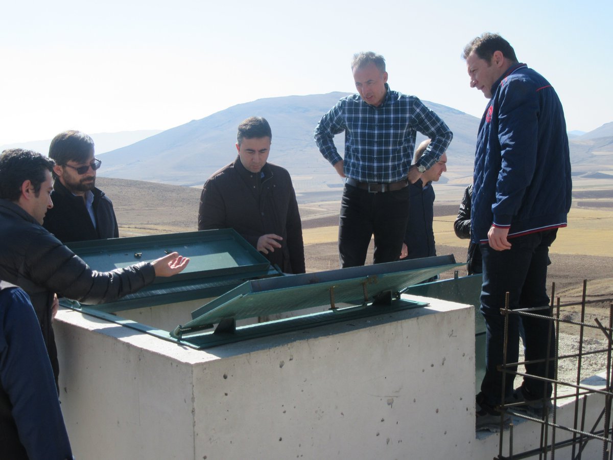 dsi_8_blg_md's tweet image. Bölge Müdürü Emrah Köleoğlu, Elektro Mek. Teç. Şube Müd. Muhyettin Eroğlu, 81. Şube Müd. Nurullah Soylu, Kontrol Müh.  ve Yüklenici firma yetkilileri ile birlikte #Erzurum #Pasinler #Taşkaynak Göleti, Sulaması ve #Tımar Regülatörü sulaması işinde bir dizi incelemelerde bulundu.