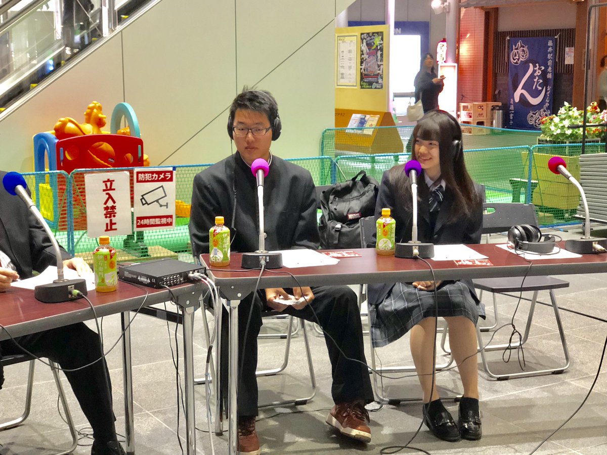 houkago_fbc's tweet photo. 土曜夜10時からは放課後☆ヒーローズ🎊
今週は科学技術高校のタカさん（3年）、ささりな（1年）が登場🙆‍♀️🙆‍♂️
学園祭前の生徒会活動などを伺いましたよ🏫聴いてね🤣
OAはこちら💁‍♀️ https://t.co/8Hoi9p3kng
#科学技術 #高校 #福井 #生徒会 #副会長 #書記 #放課後ヒーローズ #jk #ラジオ #学校祭 #福井放送 https://t.co/Z9yf8eUQgp