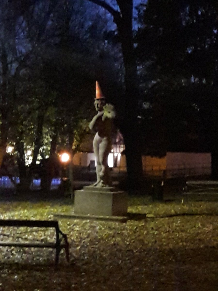 KatSoMus's tweet photo. Lilja on ottanut muotivinkkejä Wellingtonin herttualta 😀
#turku #kissmyturku #lilja #conestatue https://t.co/SQCufTf7WZ