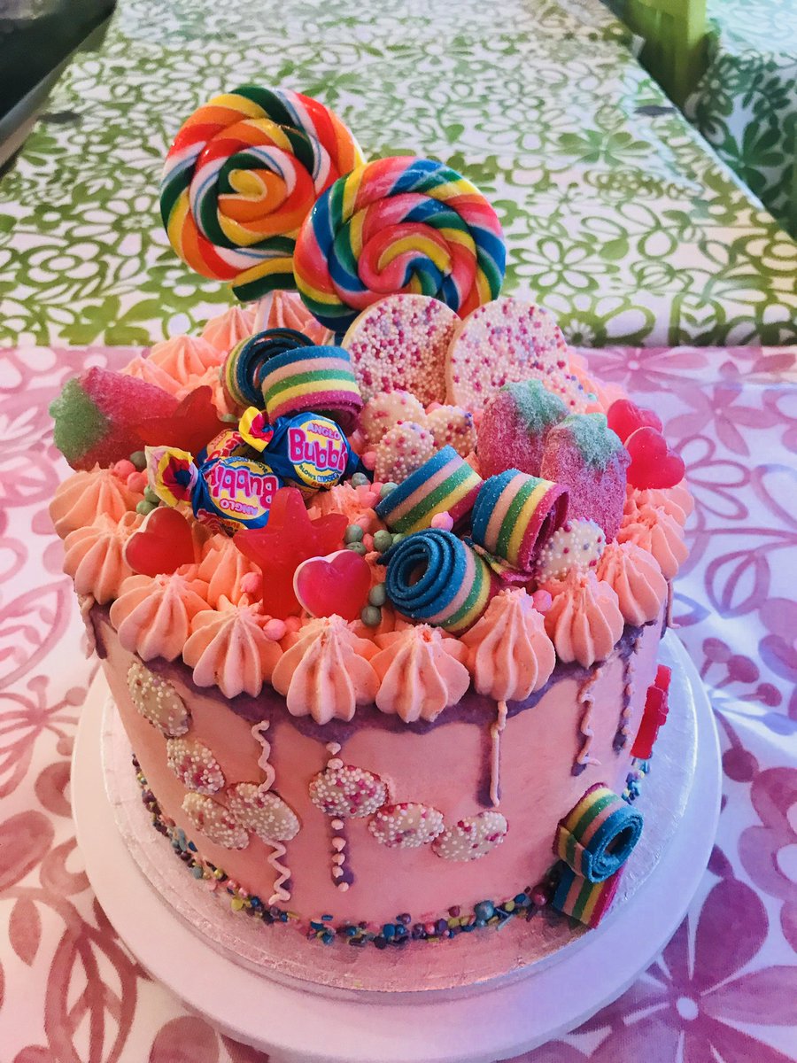 limesbakery's tweet photo. #sweetieexplosioncake #lollies #bubblegum #pink #fun #cake #limescakesandcatering 🍭🍬🍭🍬 https://t.co/R2ajXIJ73h