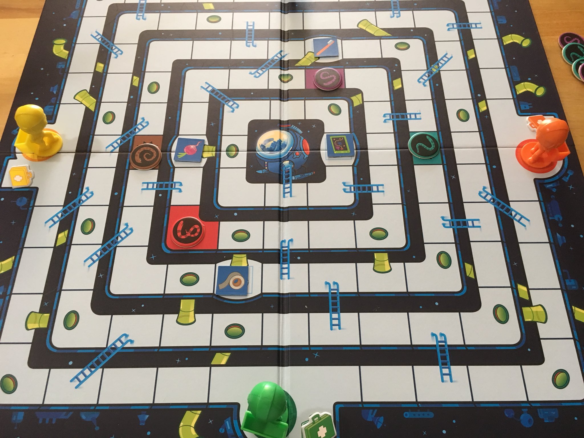 ボードゲームのお店シャッツィ Twitterren 古典ゲーム スネークアンドラダー を基にした協力ゲームで 作者は パンデミック で有名なマット リーコックです 対象年齢7歳からで 子供同士でも遊べる簡単なゲームですが 難易度は流石のマット ボードゲームのお店シャッツィ Twitterren 古典ゲーム スネークアンドラダー を基にした協力ゲームで 作者は パンデミック で有名なマット リーコックです 対象年齢7歳からで 子供同士でも遊べる簡単なゲームですが 難易度は流石のマット