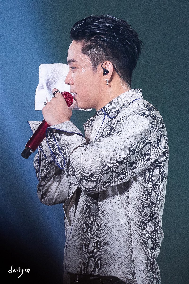 daily_g1's tweet photo. 181014 젝스키스 콘서트
땀땀💦
#은지원 #EUNJIWON #殷志源
#젝스키스 #젝키 #SECHSKIES

✔️고화질 링크
https://t.co/n28WqXt4Hb
https://t.co/Xixtly5QFx
https://t.co/orgmvGT0kq https://t.co/jqznpXUCL6