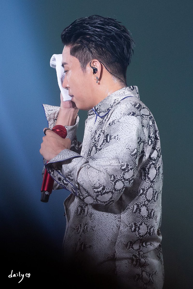 daily_g1's tweet photo. 181014 젝스키스 콘서트
땀땀💦
#은지원 #EUNJIWON #殷志源
#젝스키스 #젝키 #SECHSKIES

✔️고화질 링크
https://t.co/n28WqXt4Hb
https://t.co/Xixtly5QFx
https://t.co/orgmvGT0kq https://t.co/jqznpXUCL6