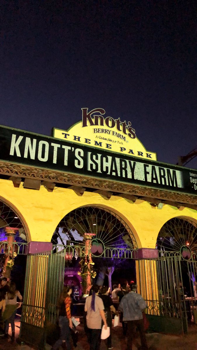 laurena11's tweet image. I’ve died and gone to heaven. Or hell. #KnottsScaryFarm #Morepicstocome