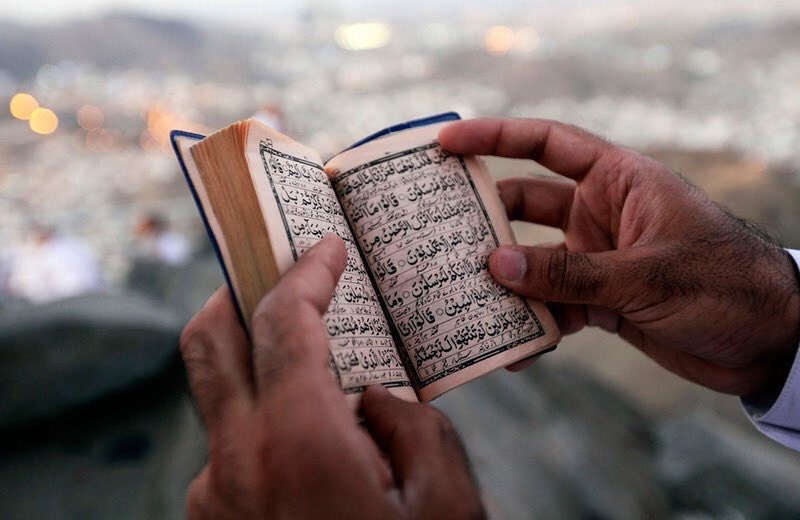Mevla'm neyler, neylerse güzel eyler.
Tebessüm et ve başını göğe yükselt.
Gecenin karanlığından aydınlığı çıkaran Allah'a şükret.

#HayırlıCumalar 🤲🏼