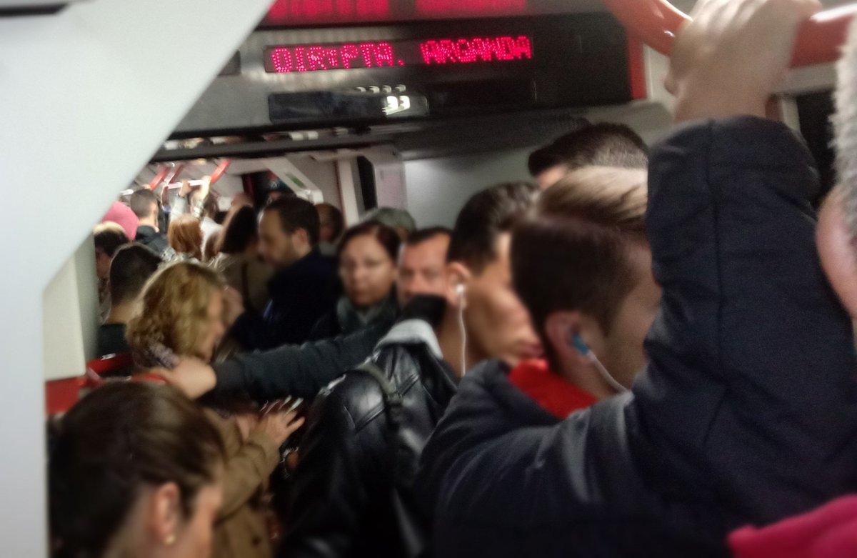 carpetani's tweet photo. Como animales al matadero, esto es #SufroMetroTFM a las 7AM. Trenes cada +10 mins y el espectáculo de todos los días para los valientes usuarios de transporte público en #Rivas y #Arganda.
@Pedro_delcura @GuillermoHita, TFM ya ha demostrado su negligencia ¡ @CercaniasMadrid YA ! https://t.co/CvAiOBbT8P