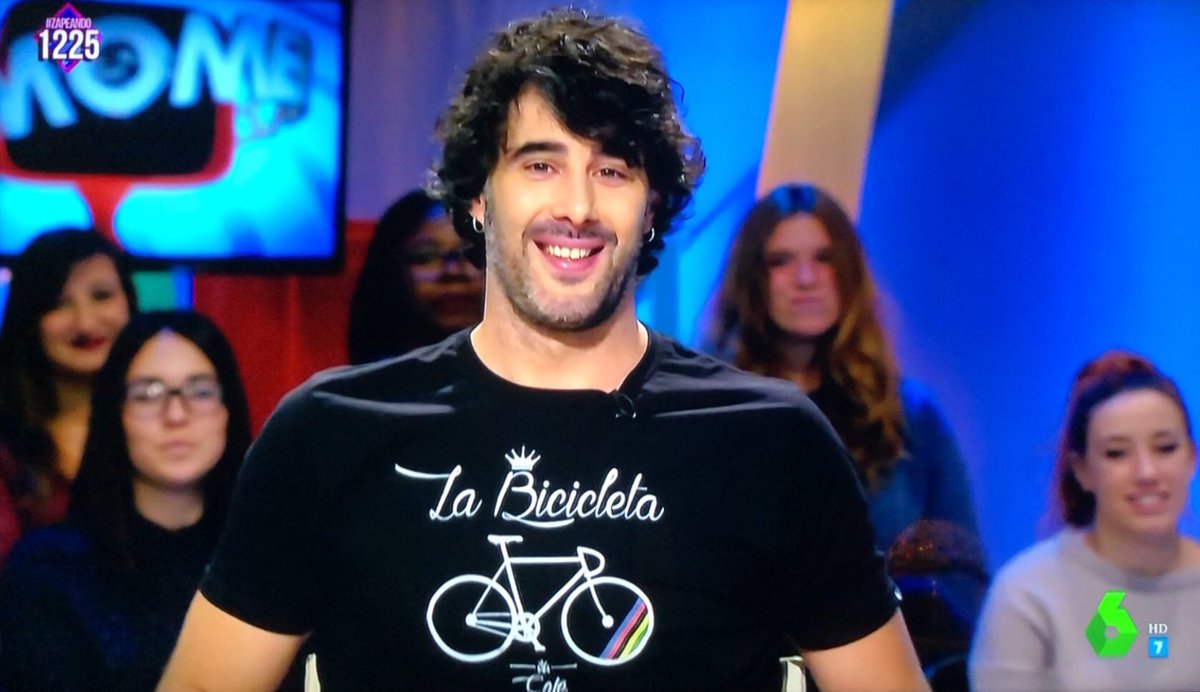 BicicletaLa's tweet photo. Infinitamente agradecidos a nuestro amigo @DavidAmorTv por aparecer de esta guisa en el programa @zapeandola6 de @laSextaTV !! Una buena manera de mostrar tu pasión por la bici !! Camiseta disponible en https://t.co/zpM107v55E y @Maillot_Noir !#zapeando #amigoslbc #estilolbc https://t.co/oBPABhNazM