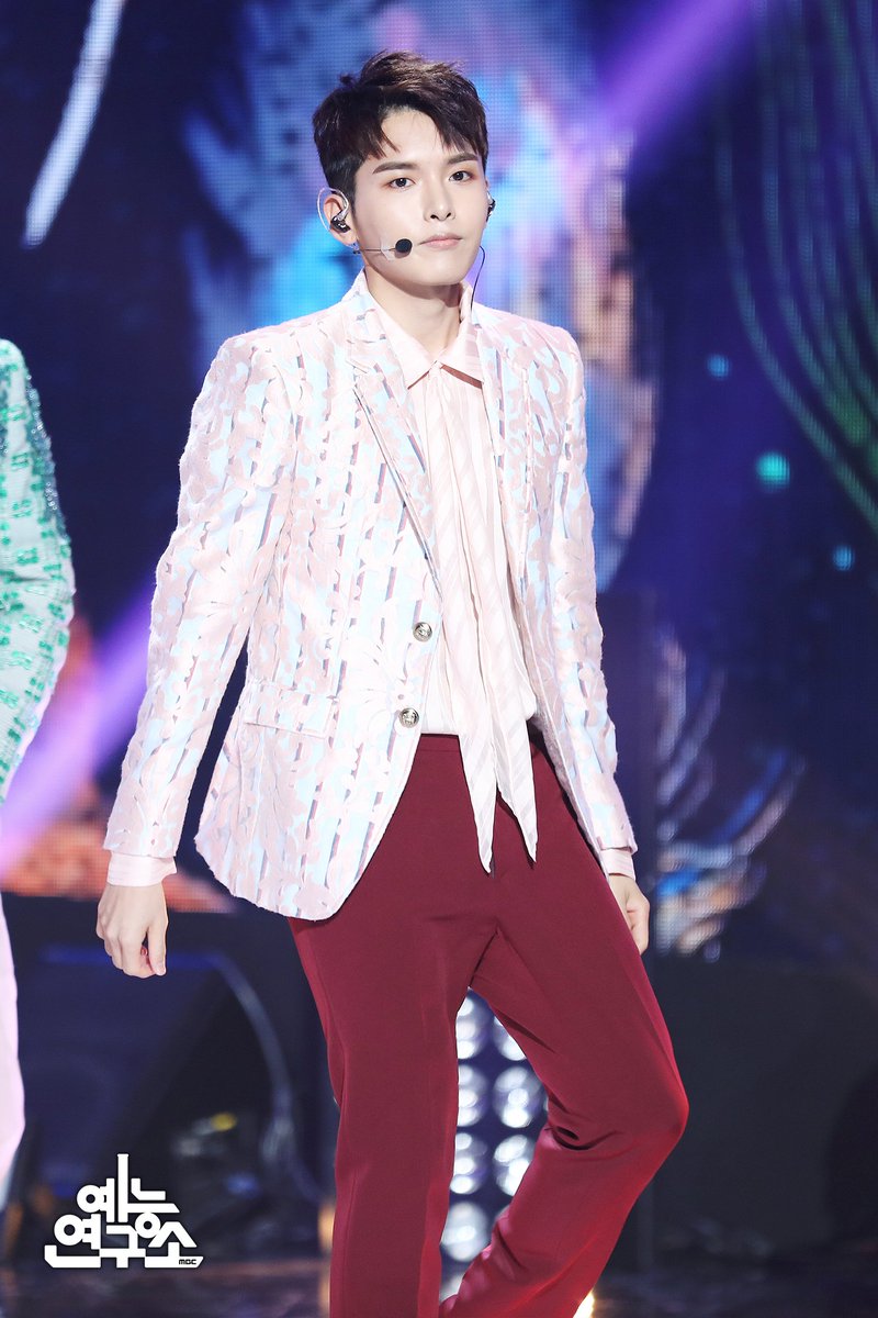 MBC_entertain's tweet photo. 그거 알아? 가끔은 연구원이 더 설렌다는 거?☺️
어른 섹시 슈주의 One More Time 현장포토💋
📷☞ https://t.co/ljDkcbGMLt
1801013  #쇼음악중심 #음중 #슈퍼주니어 #SUPERJUNIOR #OneMoreTime @SJofficial https://t.co/RC4aZAyrPr