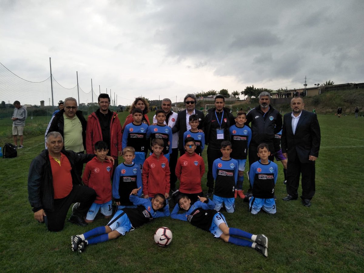 Her yıl İspanya’nın Barcelona kentinde düzenlenen, 11 ülkeden yaklaşık 200 takımın katıldığı Costa Brava Futbol Turnuvasını bu yıl ülkemizi temsil eden Şırnak UYAFA takımımız kazandı.Şampiyon takımımızı yürekten tebrik ediyoruz.