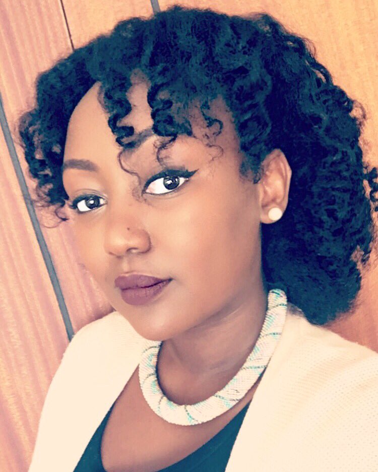 noni_muchiri's tweet photo. (1/2) I rarely have my natural hair out but when I do there are ALWAYS a few people in my DM’s lecturing me about wearing wigs/weaves! I’m #teamnatural #teamwig #teamrelaxed #teambaldies basically #teamwhateveryourecomfortable with! If it looks good, rock it! 💁🏾♀️ https://t.co/LJkQlDe7o5