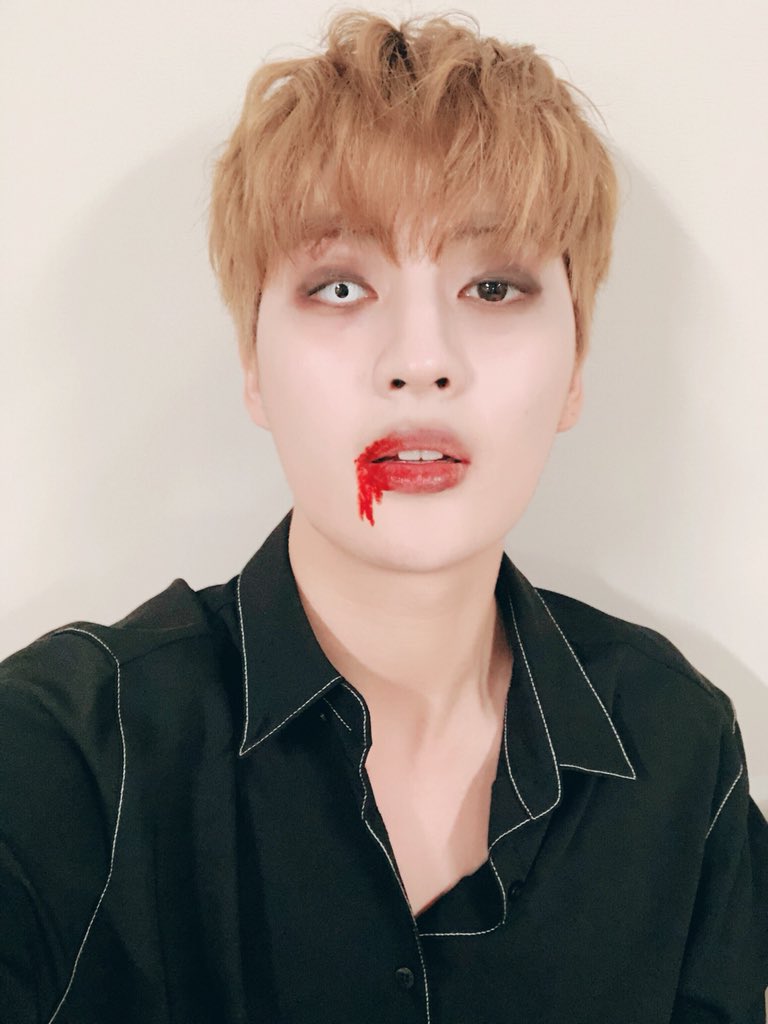 UP10TION's tweet photo. 윙크 ;) 하면 다른사람 😈 #고결 #아쿠마 https://t.co/J5SJjI6lfR