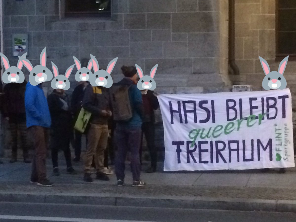 Hasi_SC's tweet photo. Die ersten Unterstützer*innen sind schon vor einigen Minuten eingetroffen! 😏 #Hasibleibt ein queerer #Freiraum! #hal1910 https://t.co/bmUMPqOnIz
