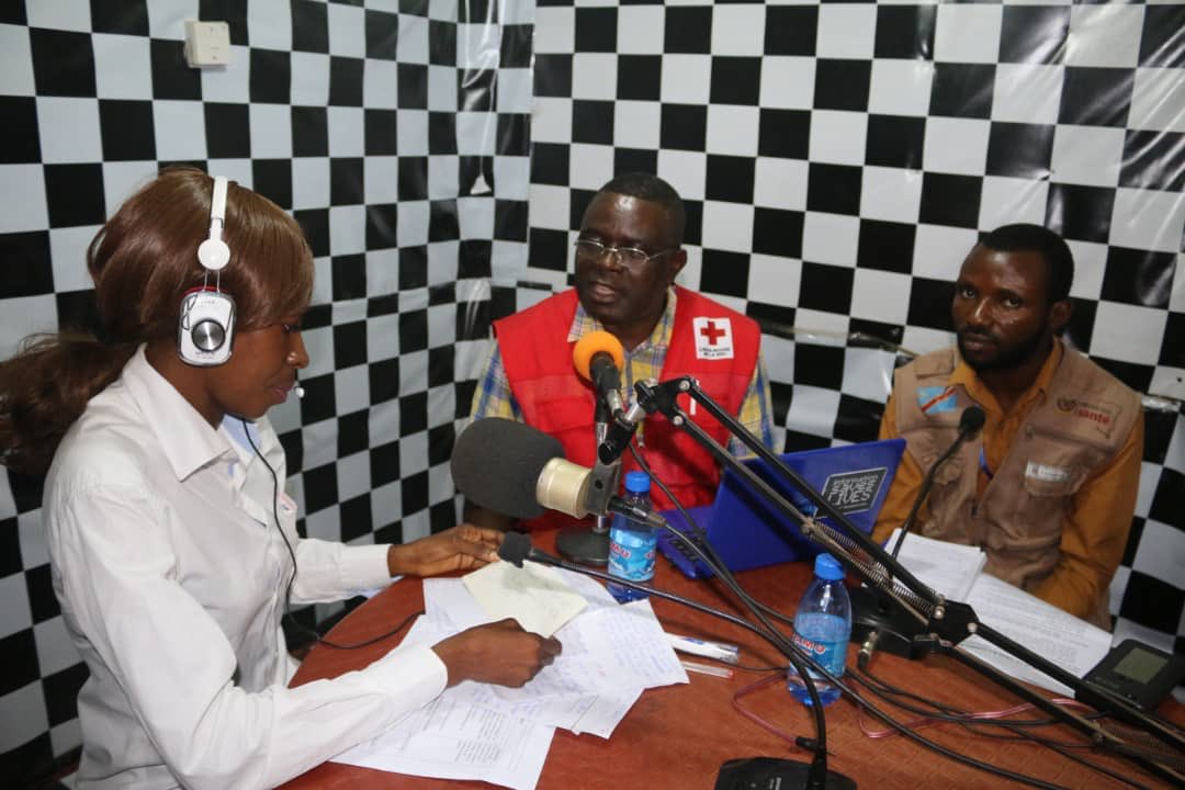 BobGhosn's tweet photo. #Ebola est une horreur. Avec la @Federation et la Croix-Rouge de #RDC nous nous battons sur le terrain pour l’arrêter. Nous ne réussirons à le faire qu’avec les communautés, en leur parlant, en les ecoutant. Comme ici, lors d’une emission radio à Beni. #ComIsAid @CroixRougeBE https://t.co/kE6qMBLGNm