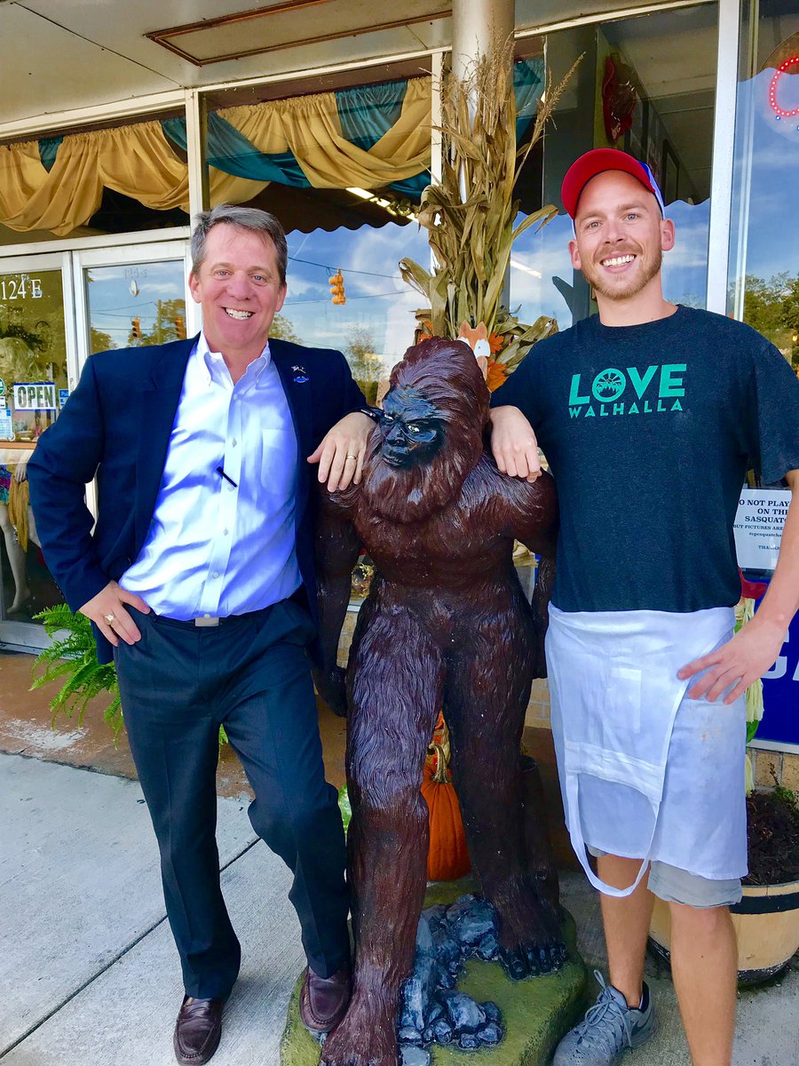 CPCLakestyle's tweet photo. The South Carolina Democratic Candidate for Governor,🌴 James Smith, stopped by CPC Walhalla today for some lunch!🍕#southcarolinagovernorsrace #beautifuldowntownwalhalla #lovewalhalla #goldencorner #mainstreet #scistheplacetobe https://t.co/UXov94Epmu