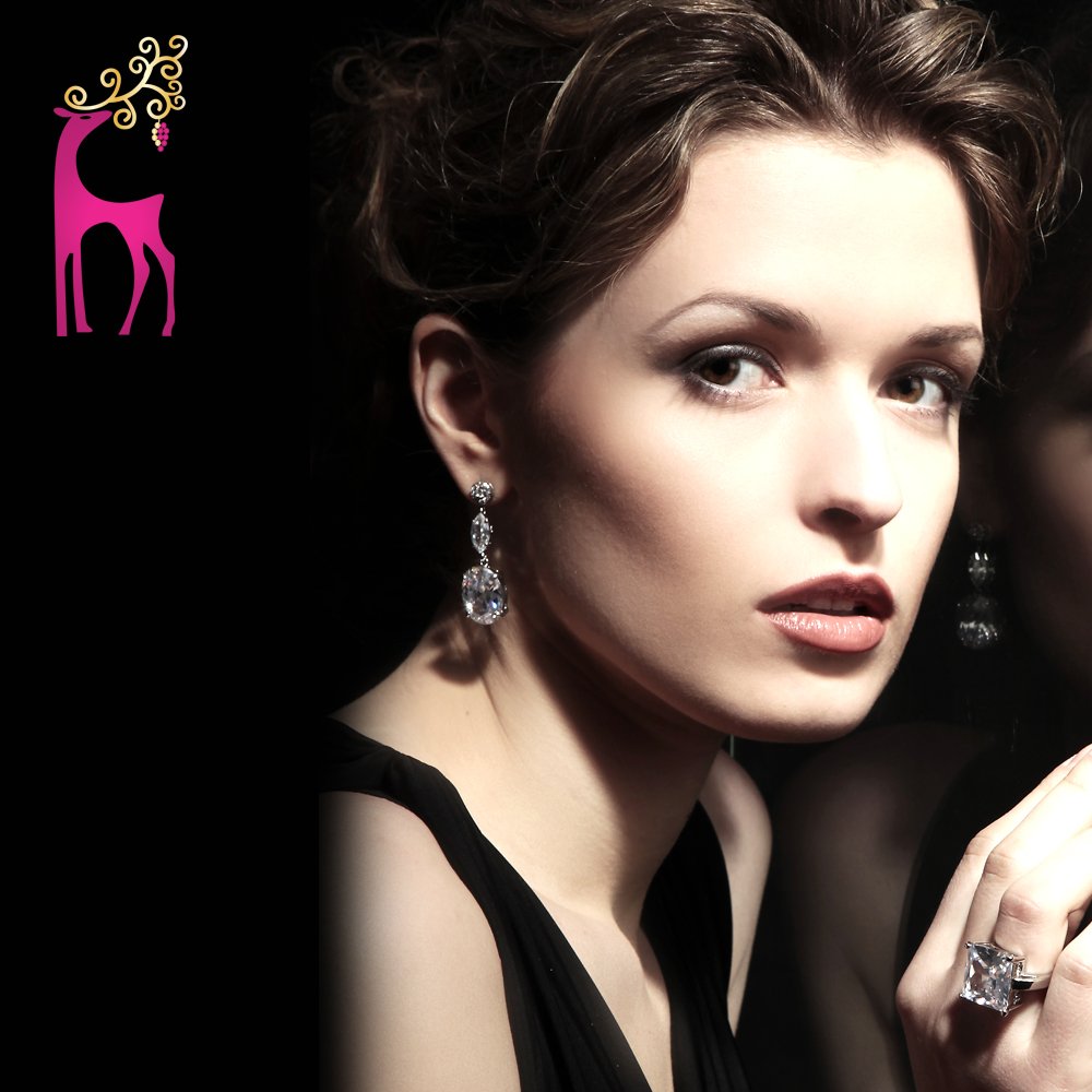 kasturidiamond's tweet photo. Convert your look into standard classic &amp; royal Rich with our Sparkle Solitaire collection for this Diwali celebration. Here you can get updated designs for you.
#solitairejewelry #solitairering #solitaireearring #solitairejewellery #solitairecollection 
https://t.co/74ZFPTbUWS https://t.co/PLkPOFjsrt
