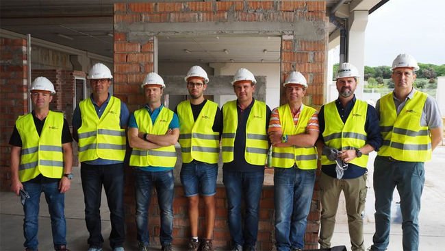 tremcocpgiberia's tweet photo. Oscar Jansa y @EnricGres de @TremcoillbruckE , finalizaron el curso de #formación de “Habilidades didácticas para instaladores de carpintería exterior”, de la @Fund_Laboral . #CARIBINSA y @KLINEventanas @asefave 

¡Recuerda, Pabellón 9, stand 9F03!
#VETECO 2018 #EPowerandBuilding https://t.co/jou25KFQZw