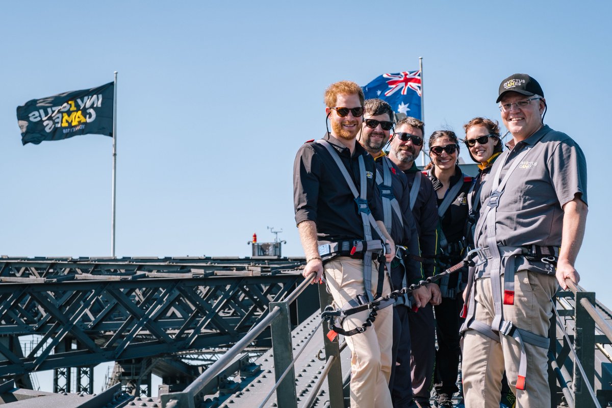 KensingtonRoyal's tweet photo. Flying the flag for @InvictusSydney at Sydney Harbour Bridge #IG2018 #RoyalVisitAustralia https://t.co/b7Gp8yjBiQ