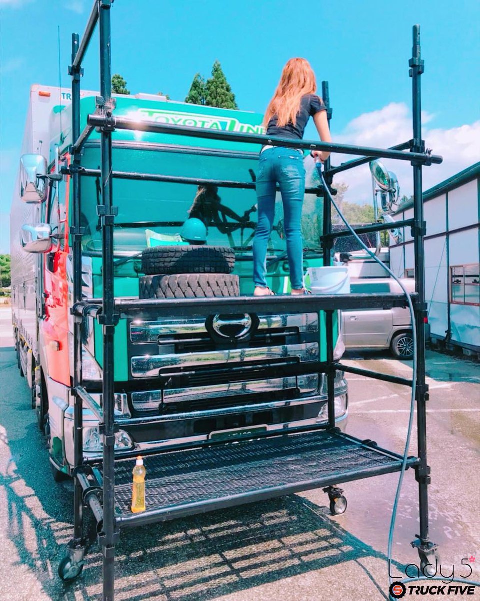 Truck Lady5 トラックレディーゴ 毎日楽しく仕事させてもらってます 子育てしながらやりがいのある仕事ができて幸せです Toyotalinekazu トヨタライン 運送 トラック洗車 ピカピカ 日野 トラック Hinotruck Lady5 Lady5