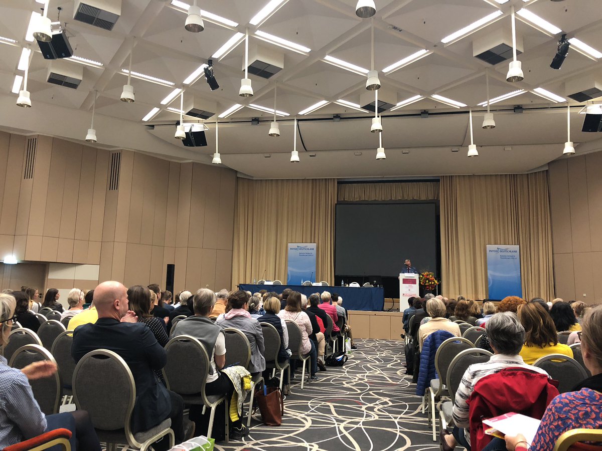 sani__top's tweet photo. Staatssekretär Andreas Westerfellhaus bei seiner Eröffnungsrede #Bundeskongressphysiotherapie #physiodeutschland #gemeinsambewegen https://t.co/I3YCfpvaAs