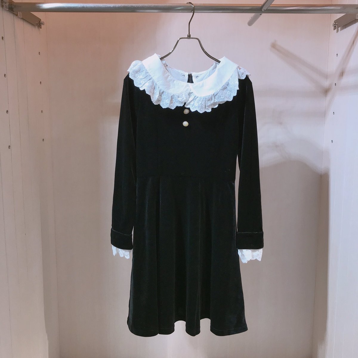 ハニーシナモン渋谷109店 New Arrival ベロア素材が上品なワンピースが入荷致しました 衿と袖のフリルは気分に合わせて取り外しもでき ガーリーにもシンプルにも着ていただけます 衿フリルベロアワンピース Black 9 000 Tax